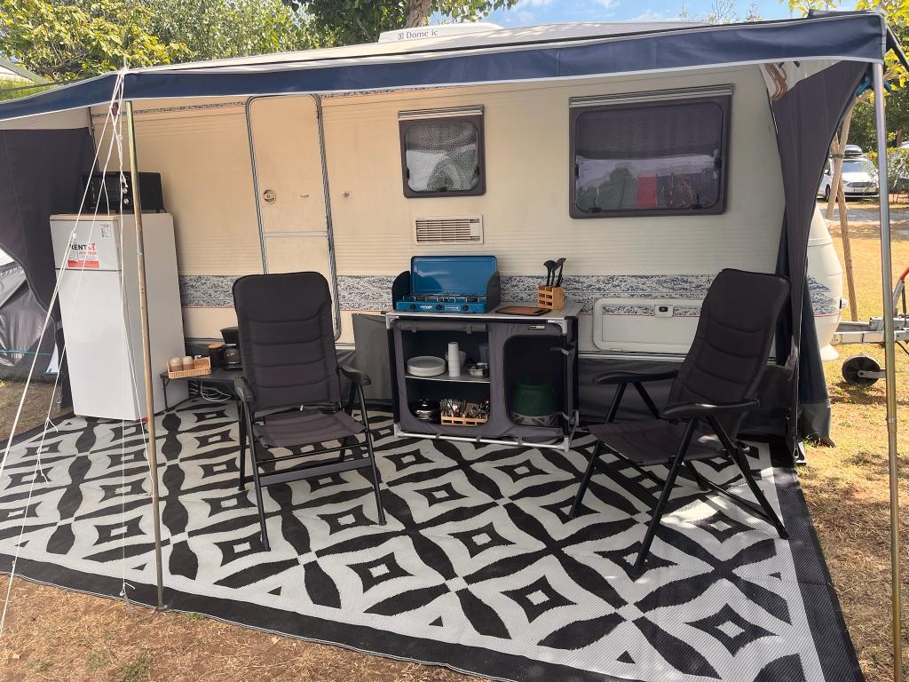Ruime 4-persoons gepimpte caravan!, Caravans en Kamperen, Particulier, Dwarsbed, Adria, 6 tot 7 meter