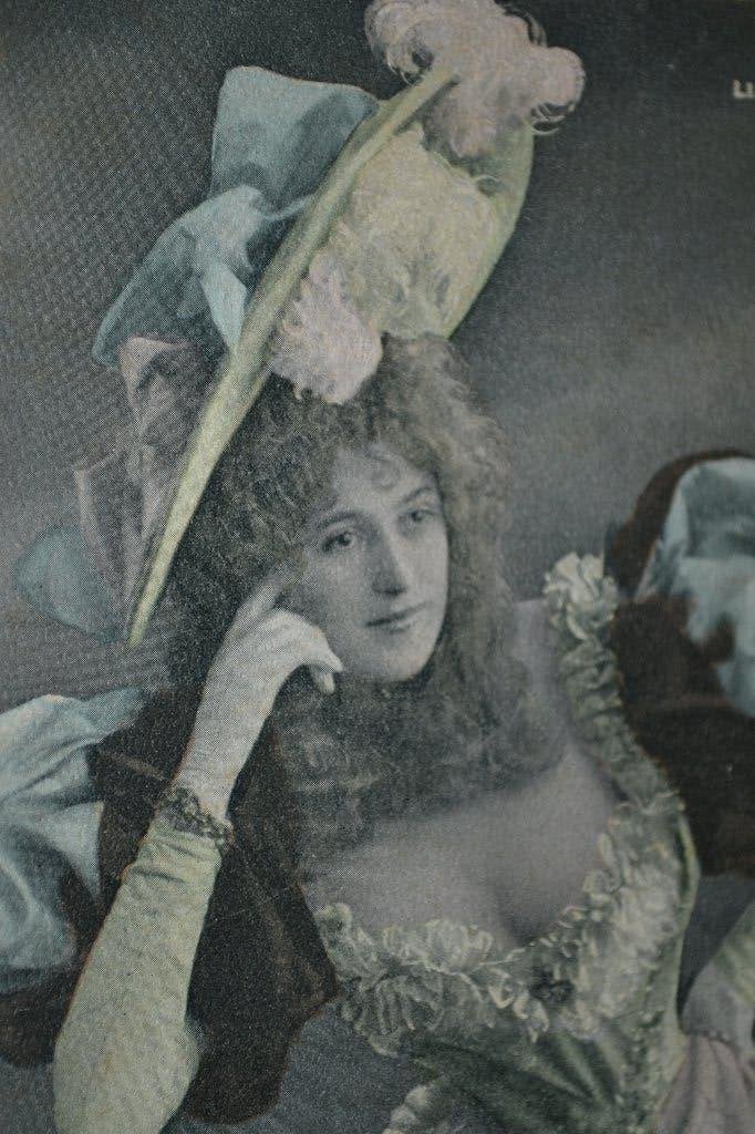 frankrijk 1904 vrouw actrice lang haar hoed veren, Ophalen of Verzenden, Voor 1920, Gelopen, Sterren en Beroemdheden