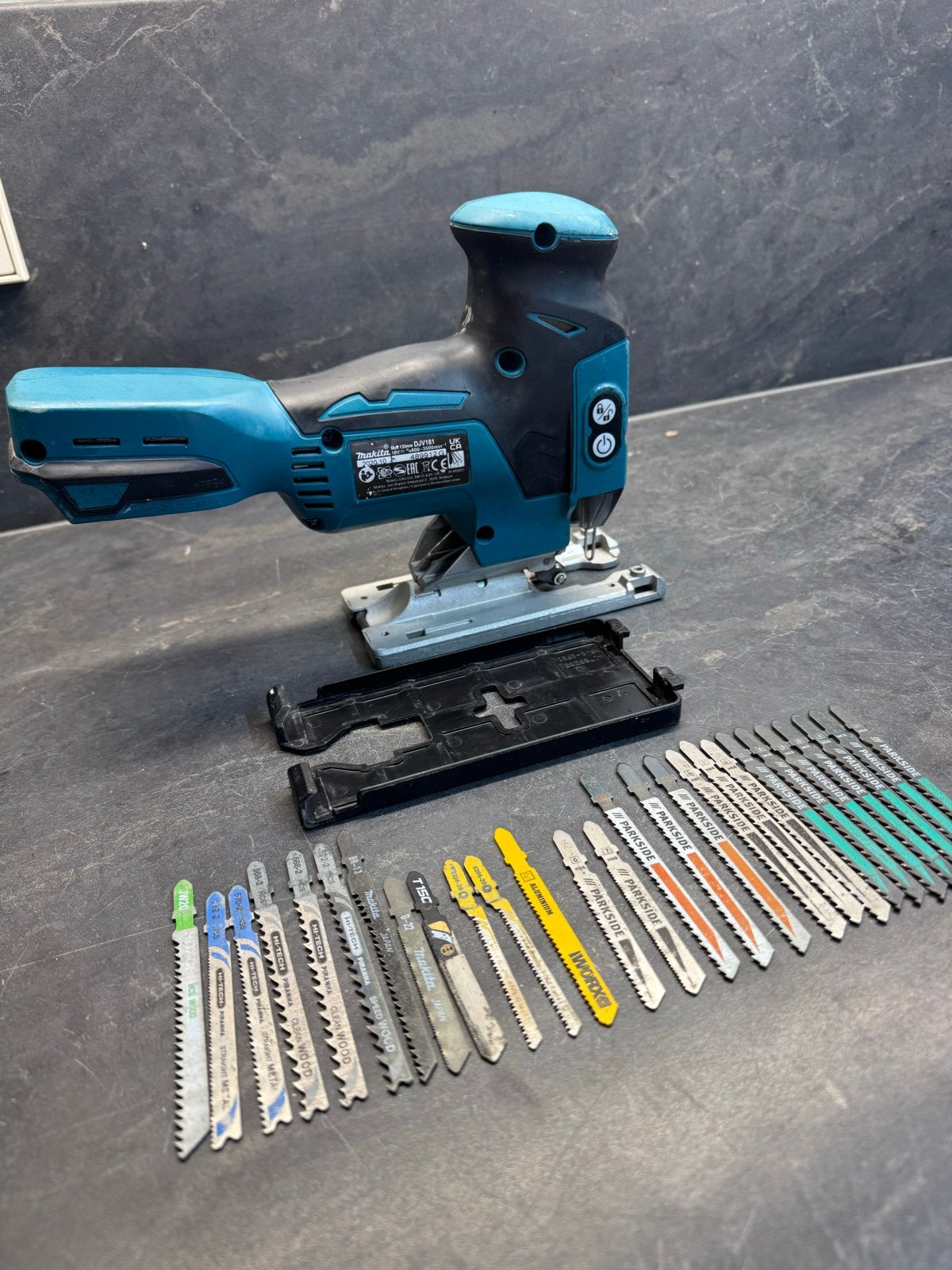 Makita DJV181 Decoupeerzaag met 27 zaagbladen, Gebruikt, Ophalen of Verzenden, Minder dan 600 watt, Decoupeerzaag