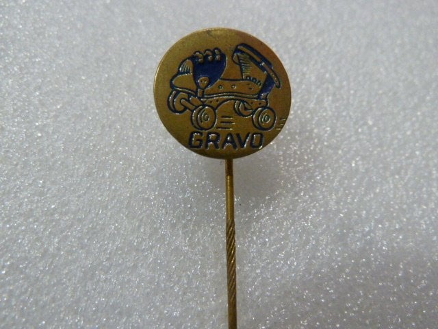 Vintage GRAVO Speldje met Roller Skate, Ophalen of Verzenden, Gebruikt, Overige onderwerpen, Speldje of Pin