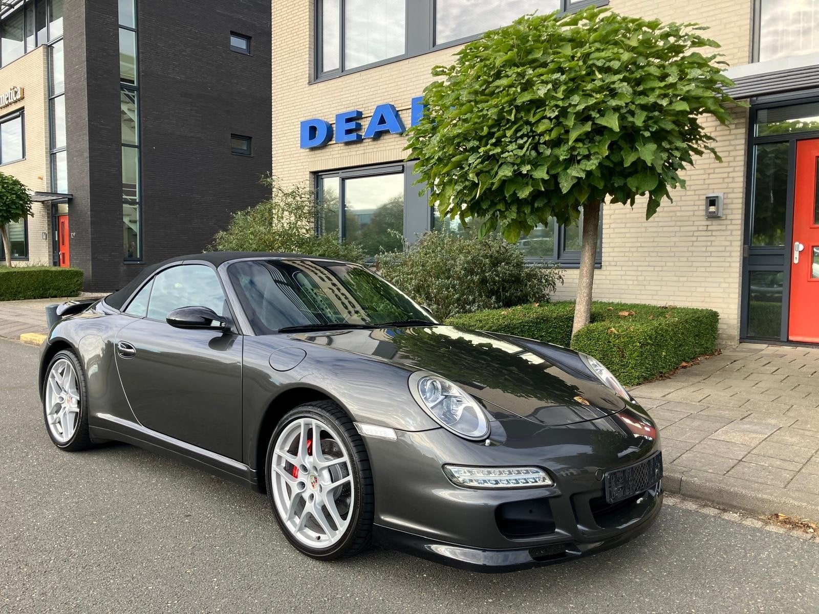 Porsche 911 3.6 Carrera 4 Cabrio AUT 2006 Grijs, Auto's, Automaat, Dealer onderhouden, Zwart, Cabriolet