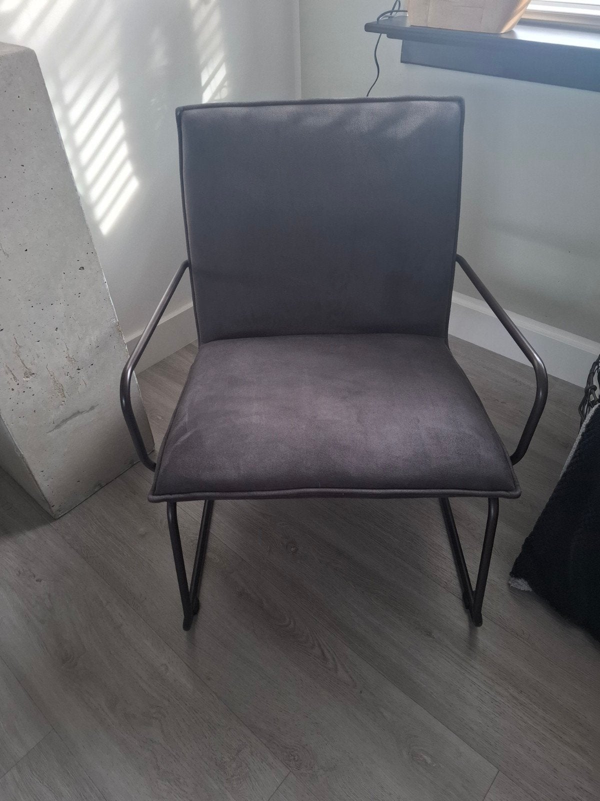 leuke antraciet kleurige fauteuil met zwart metalen frame, Huis en Inrichting, Fauteuils, Ophalen, Gebruikt, Stof, Modern