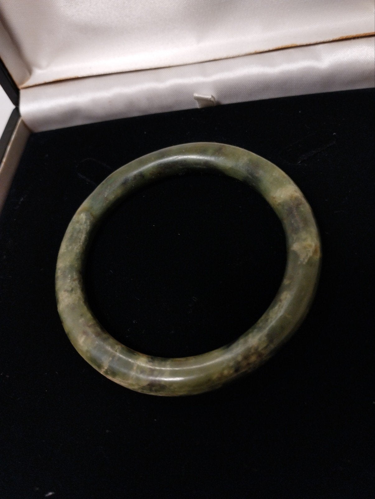 Oude nefriet jade bangle armband, Sieraden, Tassen en Uiterlijk, Antieke sieraden, Ophalen of Verzenden, Overige materialen, Armband