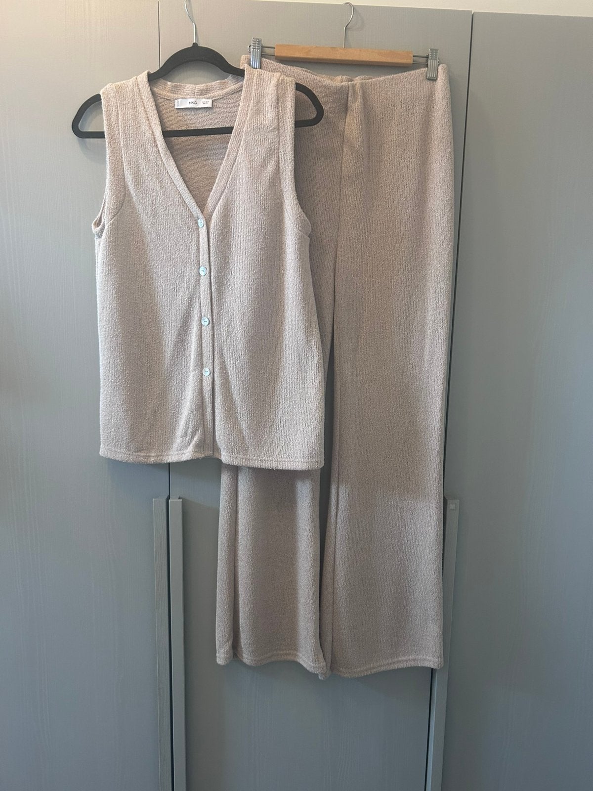 Gebreide set mango maat S/M, Kostuum of Pak, Beige, Ophalen of Verzenden, Zo goed als nieuw
