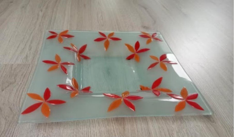 Glazen fruitschaal, 32 x 32 cm met opgelegde glazen bloemen., Schaal, Vierkant, Nieuw, Ophalen of Verzenden