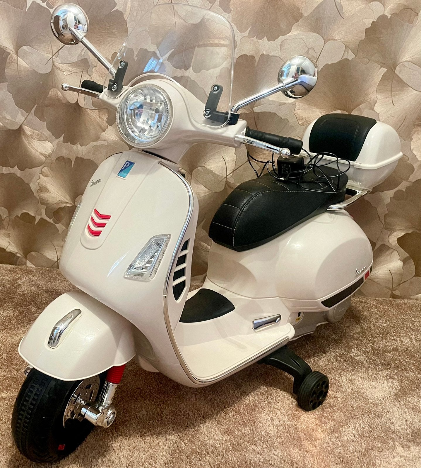 Vespa Elektrische op Accu Kinderscooter 12v Izgst, Zo goed als nieuw
