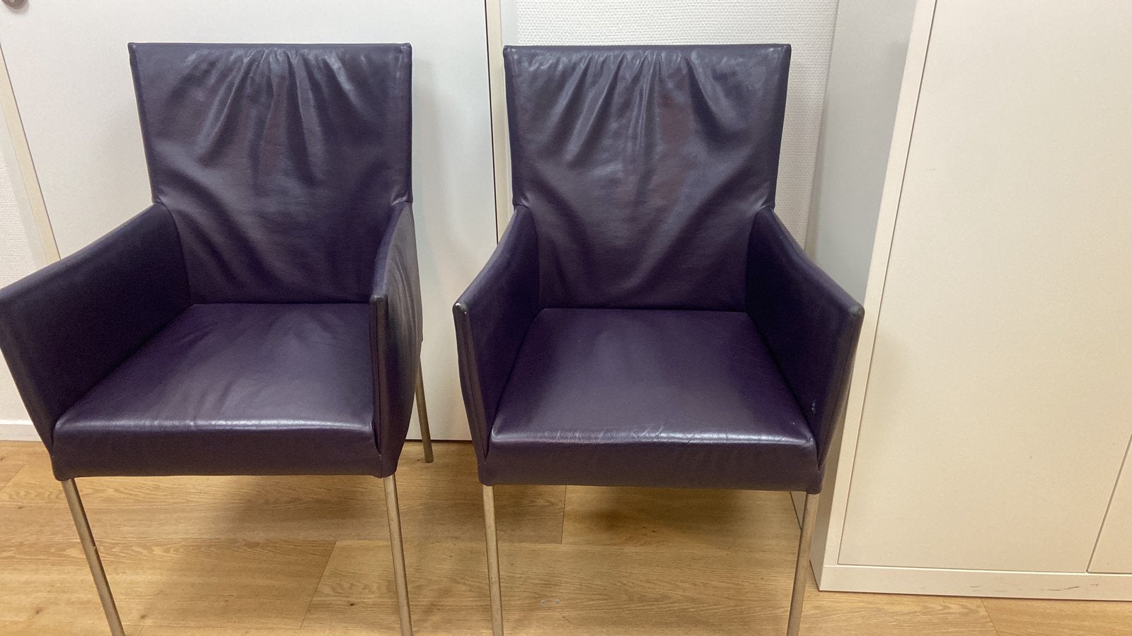 2 paars leren eetkamerstoelen, Huis en Inrichting, Stoelen, Ophalen, Zo goed als nieuw, Overige kleuren, Vijf, Zes of meer stoelen