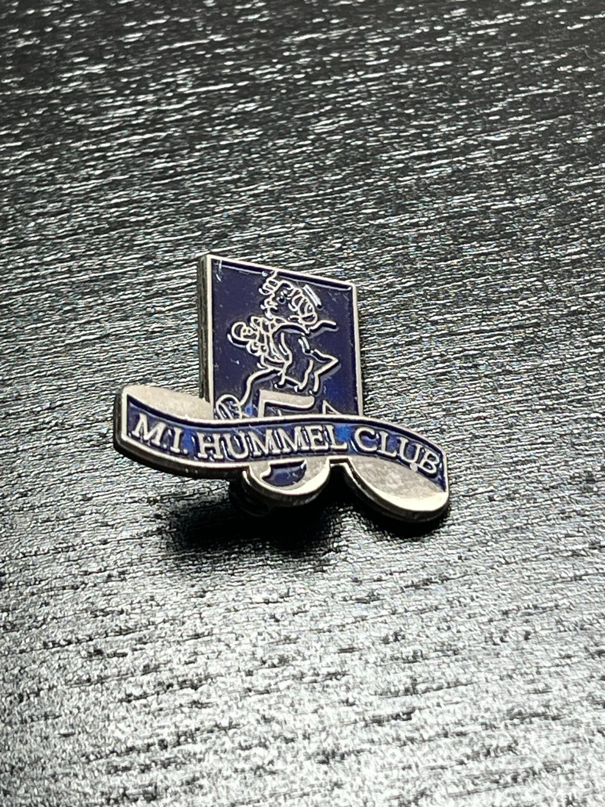 Vintage M.I. Hummel Club Speldje, Verzamelen, Speldjes, Pins en Buttons, Ophalen of Verzenden, Gebruikt, Figuurtje, Speldje of Pin