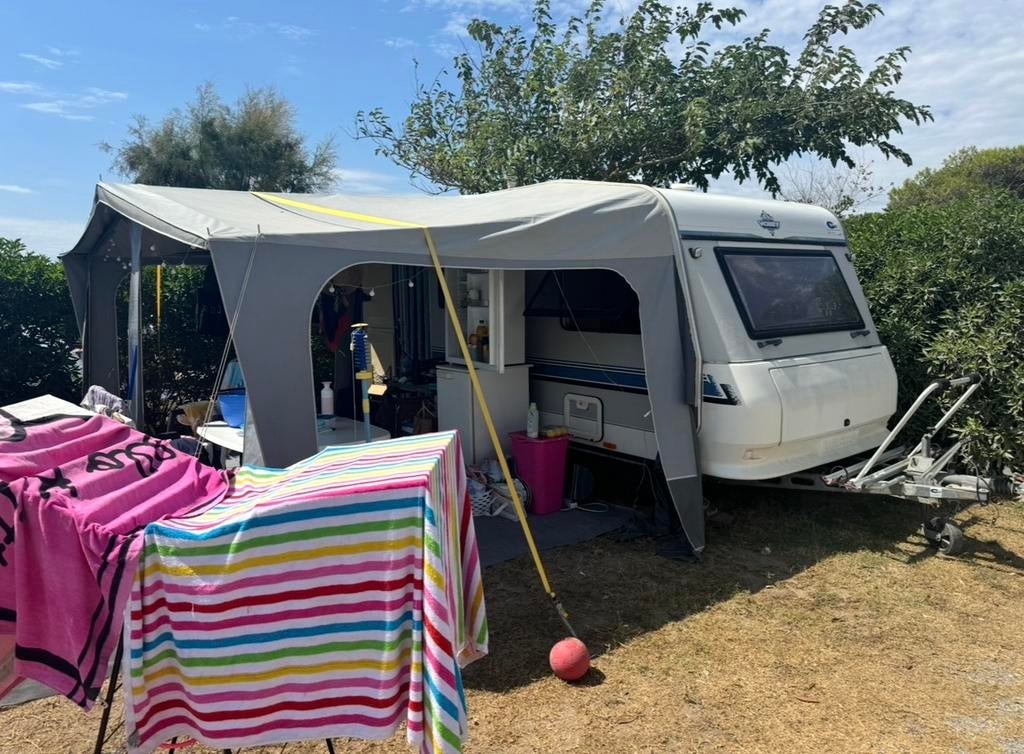 Hobby DeLuxe Caravan direct beschikbaar staat in Spanje!, Caravans en Kamperen, Hobby, Treinzit, Particulier, Tot en met 4