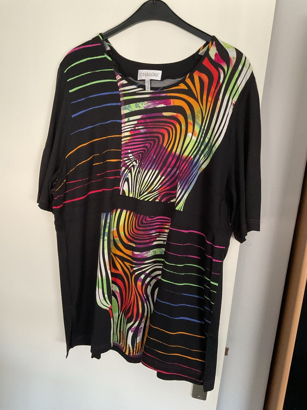 Chalou Tuniek Zwart met Kleurrijke Print Maat 50, Kleding | Dames, Grote Maten, Ophalen of Verzenden, Gedragen, Zwart, Blouse of Tuniek