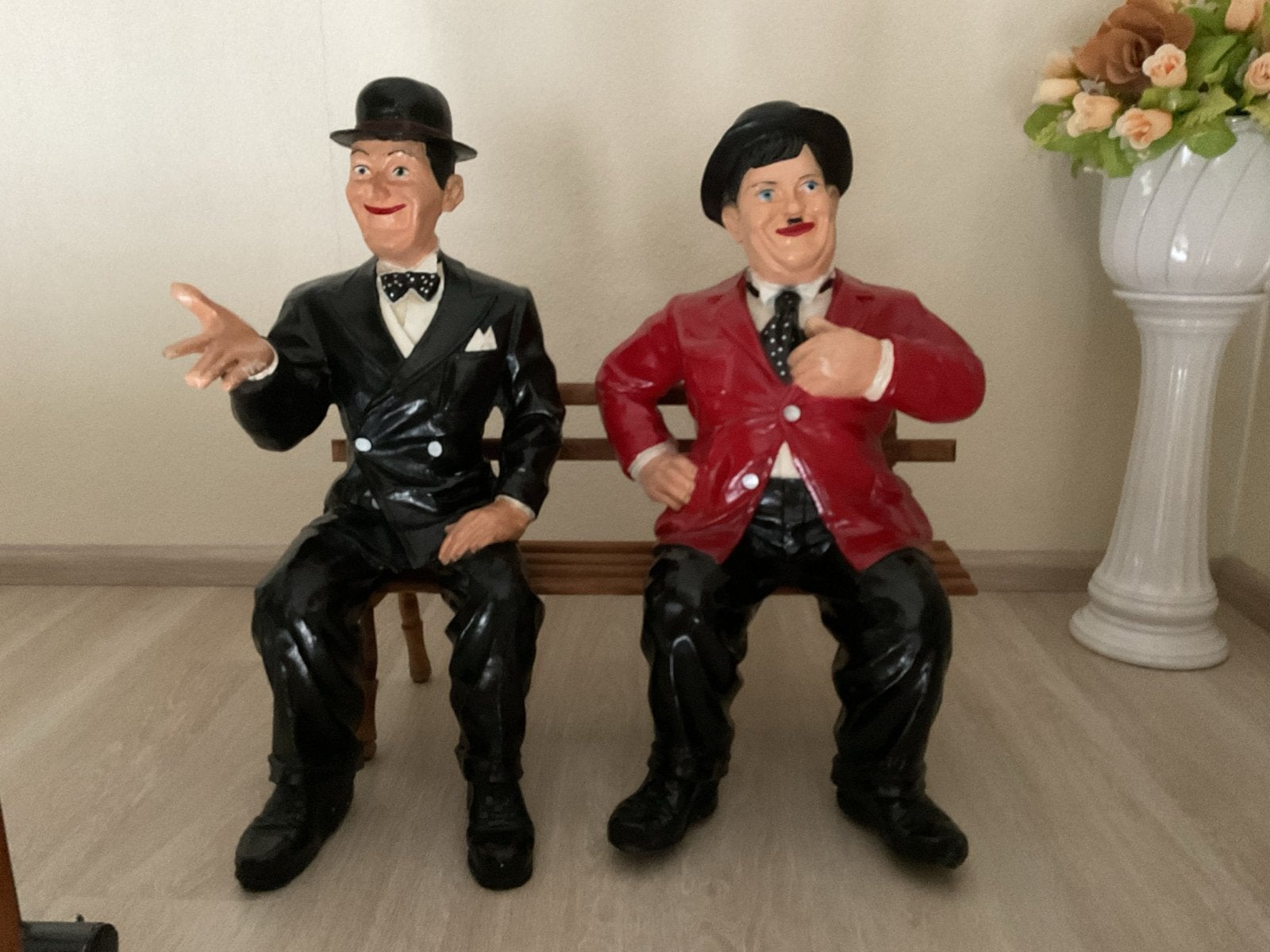Beeldjes Laurel & Hardy op bankje - Vintage Decoratie, Ophalen, Zo goed als nieuw