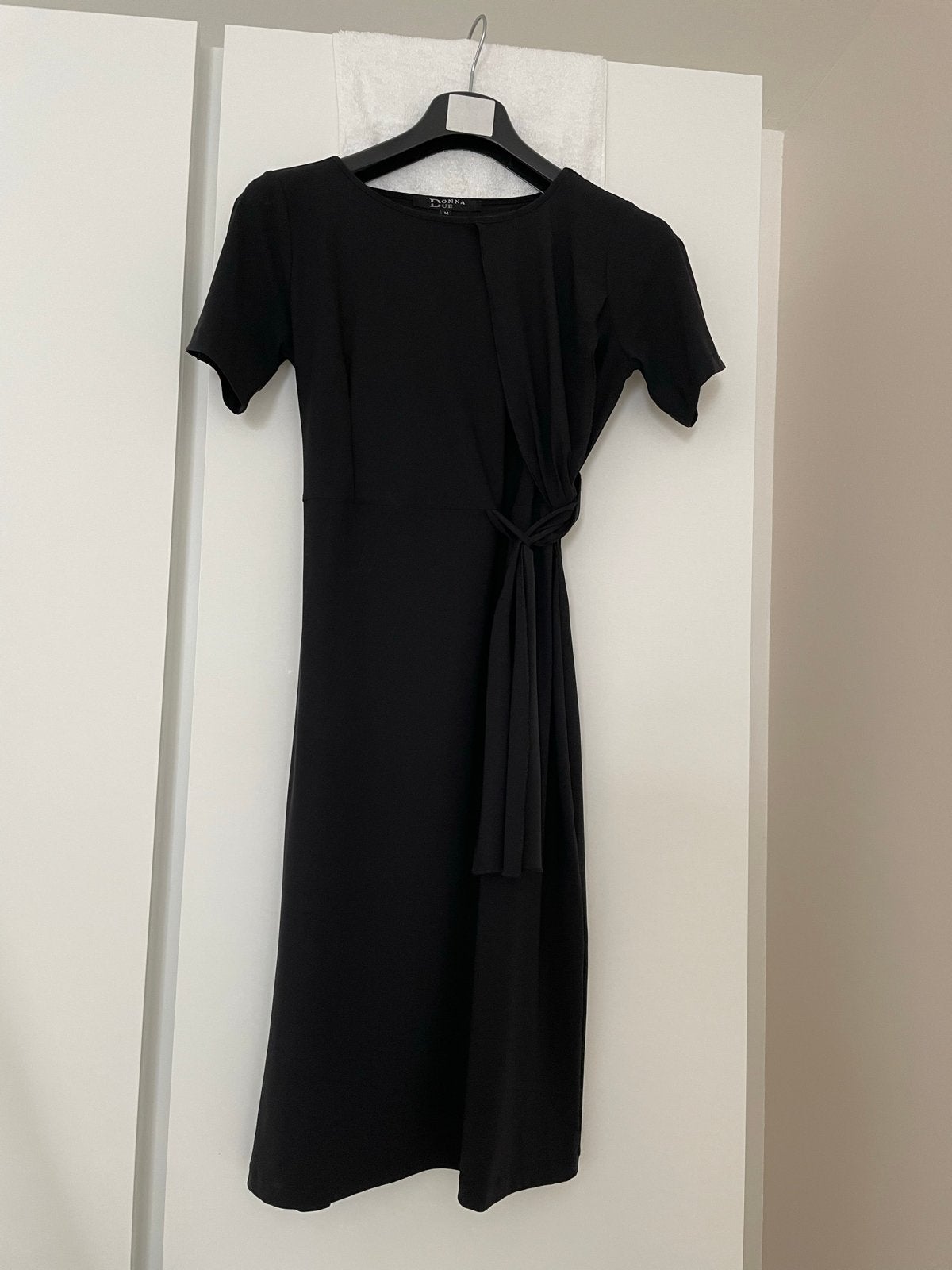 Nieuwe Donna Due Zwarte Jurk met Knoopdetail Maat M, Kleding | Dames, Jurken, Maat 38/40 (M), Zwart, Nieuw, Ophalen of Verzenden