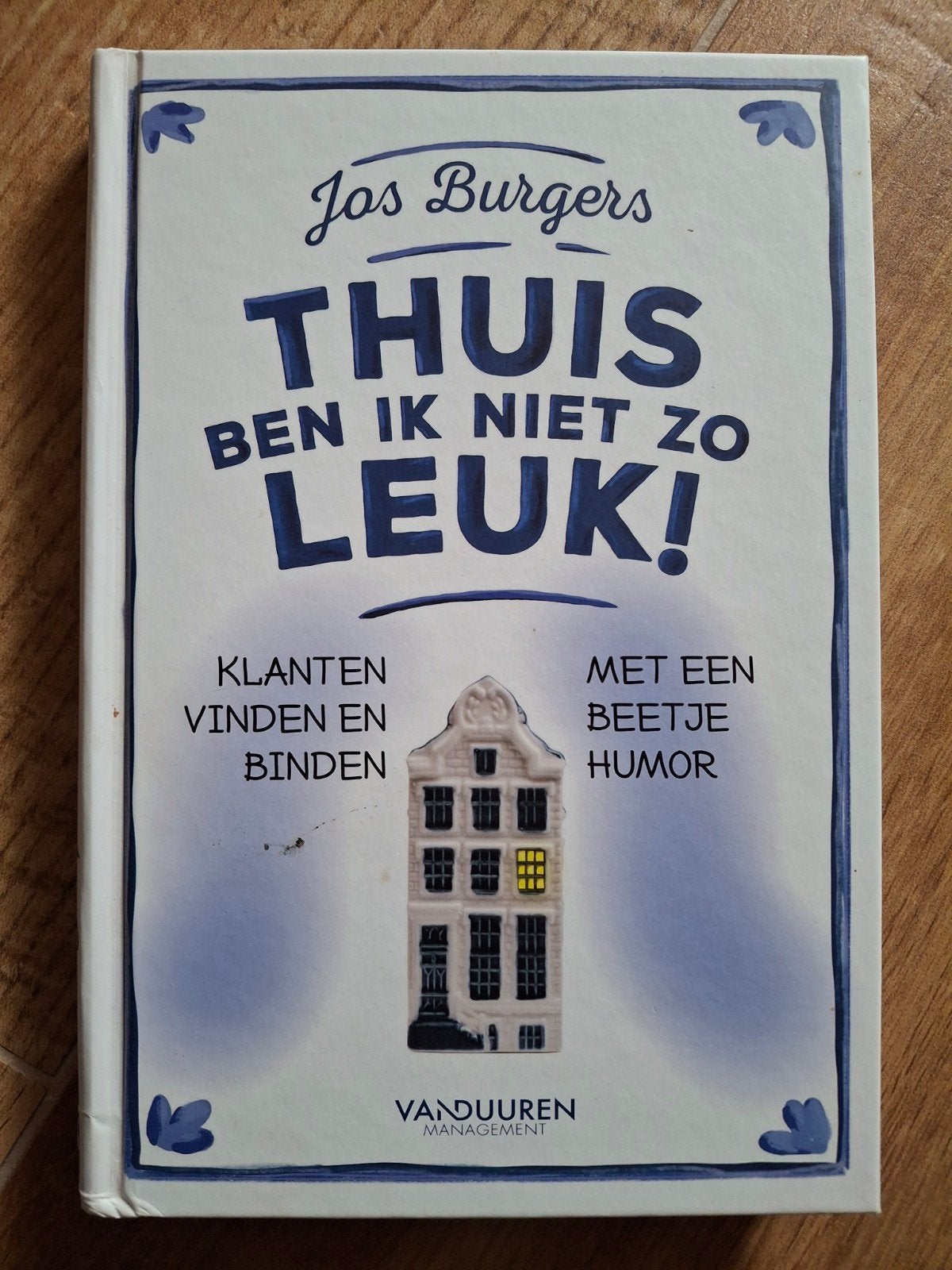 Jos Burgers - Thuis ben ik niet zo leuk!, Boeken, Ophalen of Verzenden, Zo goed als nieuw, Jos Burgers