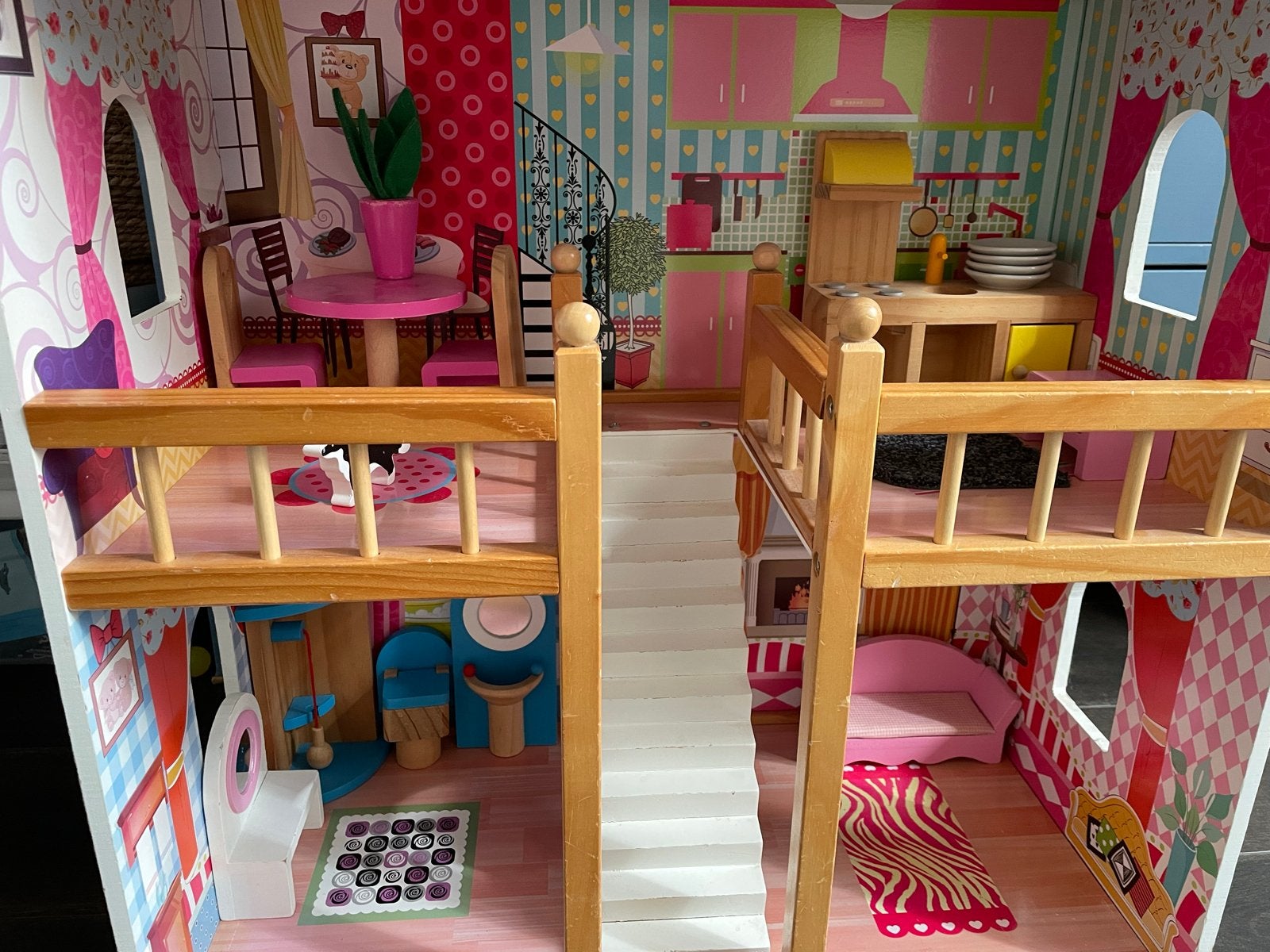 Groot houten poppenhuis met meubels en poppen, Ophalen, Gebruikt, Overige typen