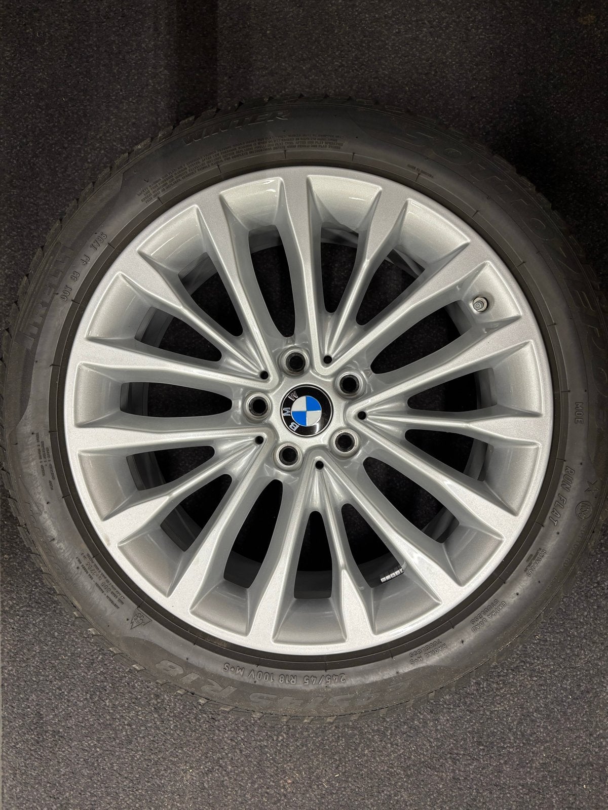 BMW 18 inch velgen met winterbanden - Pirelli Run Flat, Auto-onderdelen, 18 inch, Banden en Velgen, Personenwagen, Gebruikt