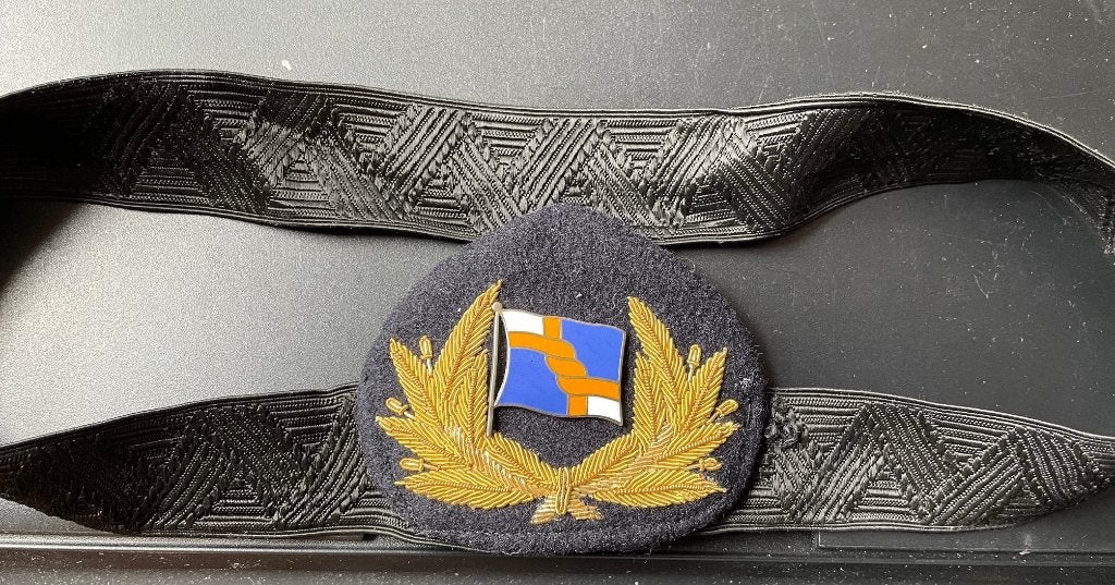 petembleem pet embleem Nedlloyd met band.  email, Verzamelen, Ophalen of Verzenden, Zo goed als nieuw, Motorboot of Zeilboot, Gebruiksvoorwerp