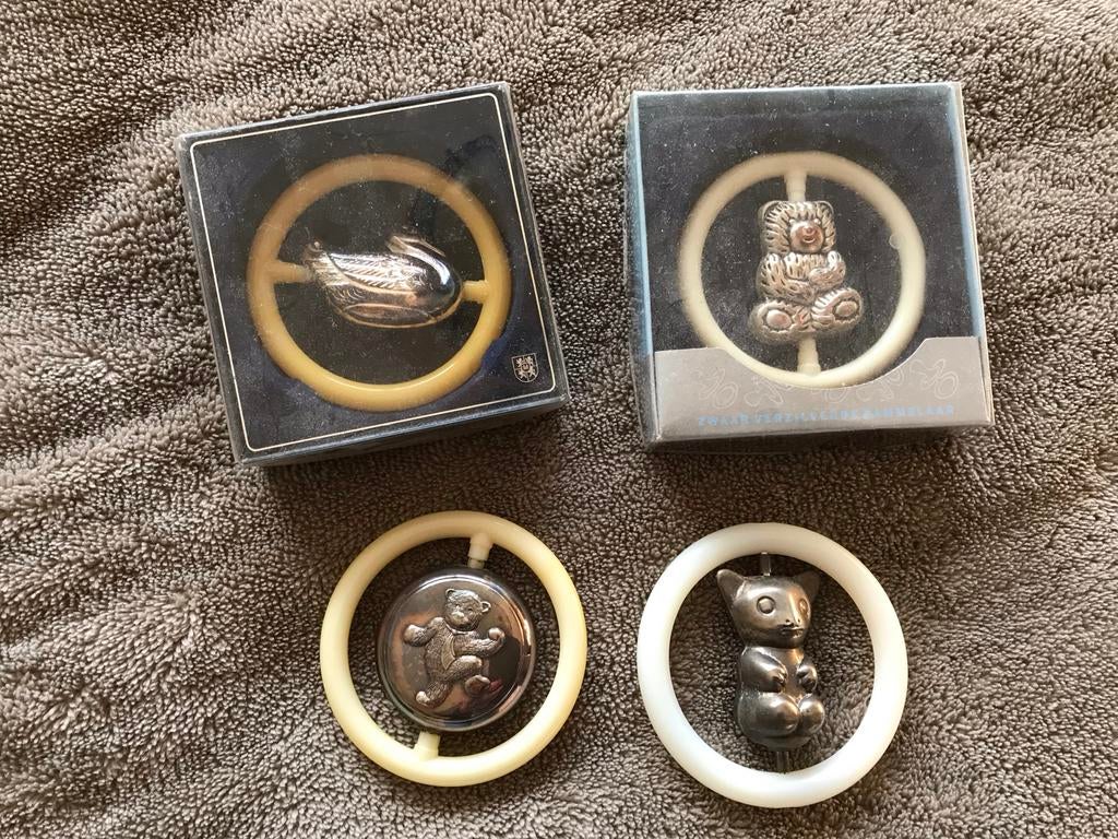 Vintage rammelaars  met beertje en zwaan enz, Ophalen of Verzenden