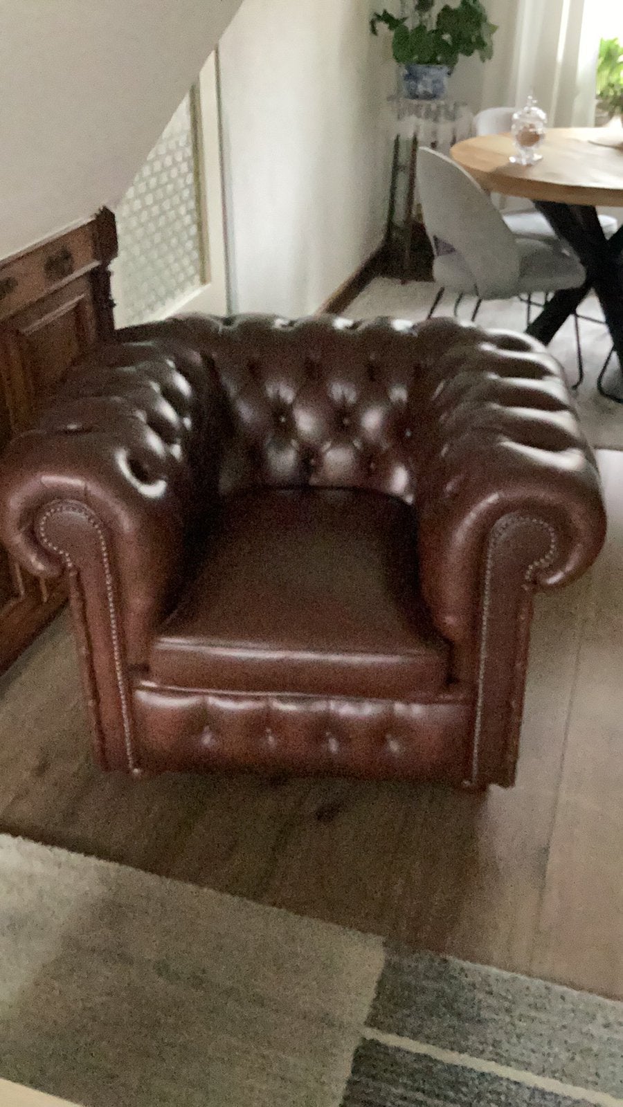 Chesterfield stoel chocolade bruin., Huis en Inrichting, Fauteuils, Ophalen, Zo goed als nieuw, 75 tot 100 cm