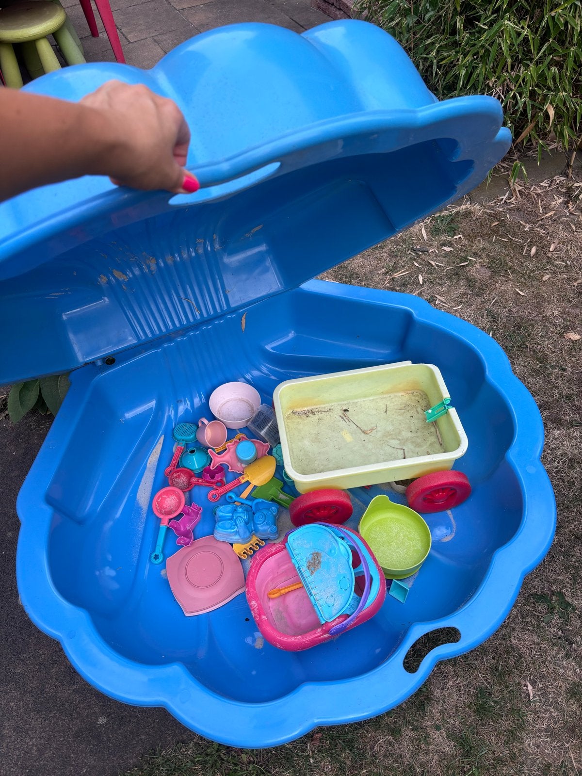 Blauwe schelp zandbak met speelgoed, Kinderen en Baby's, Speelgoed | Buiten | Zandbakken, Ophalen, Zo goed als nieuw