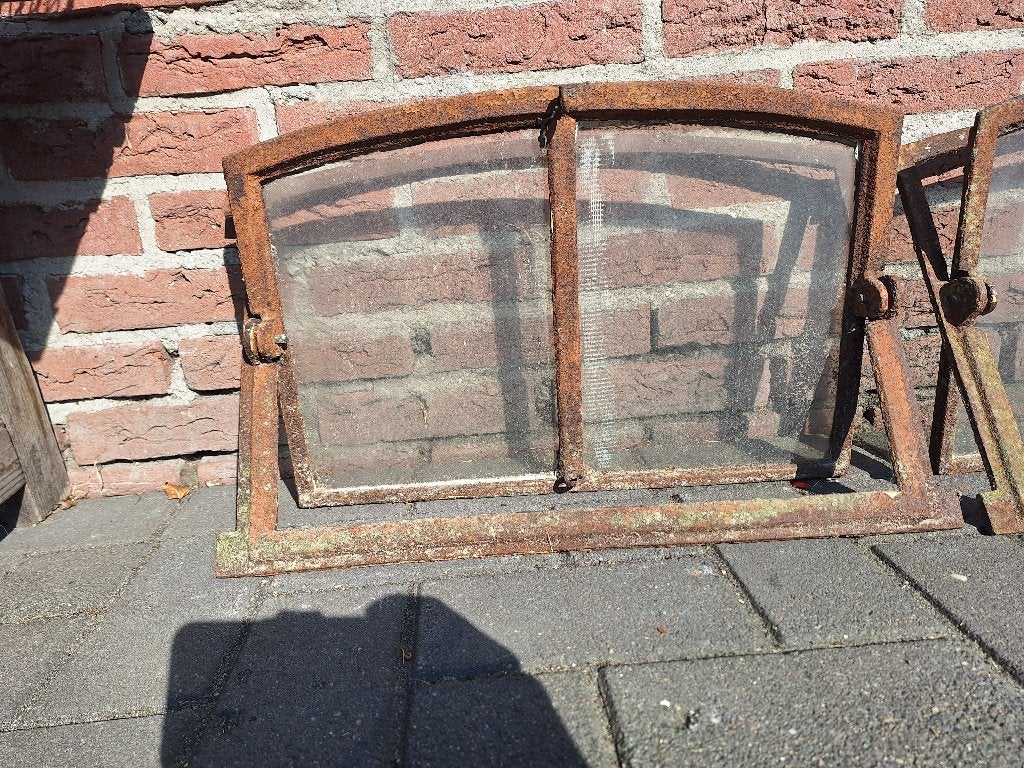 2 gietijzeren stalraampje uit 1924 brocant, Ophalen