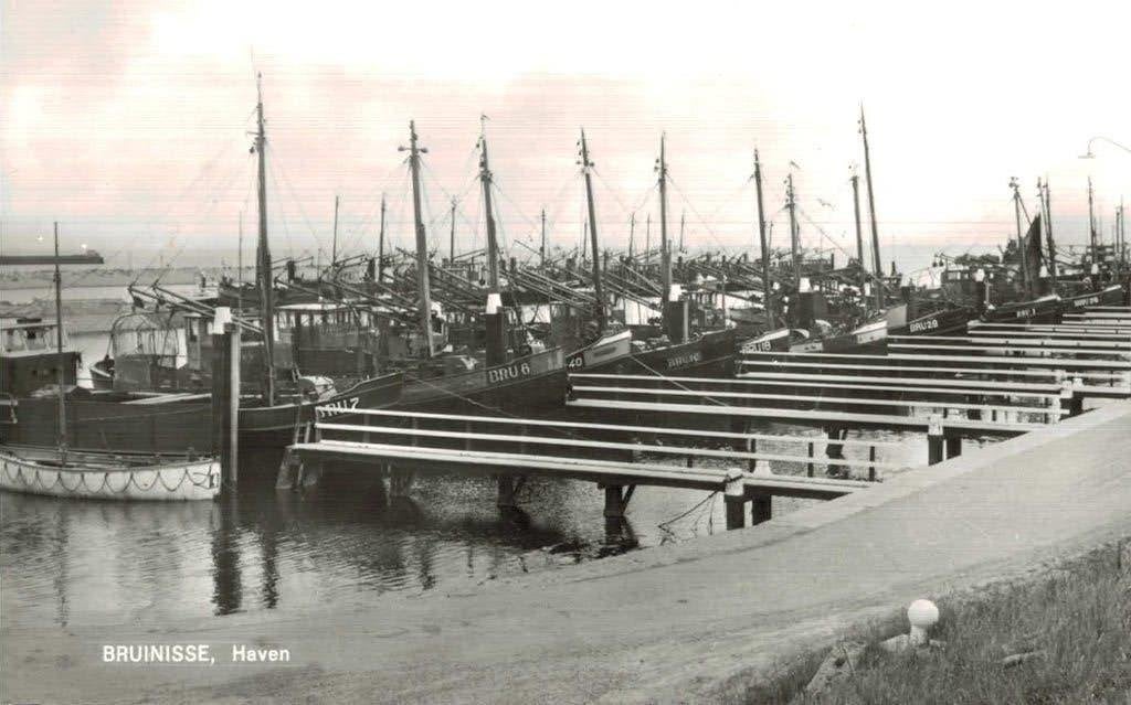 1962 Bruinisse Haven - met Vissersboten, Ophalen of Verzenden, 1940 tot 1960, Ongelopen, Zeeland