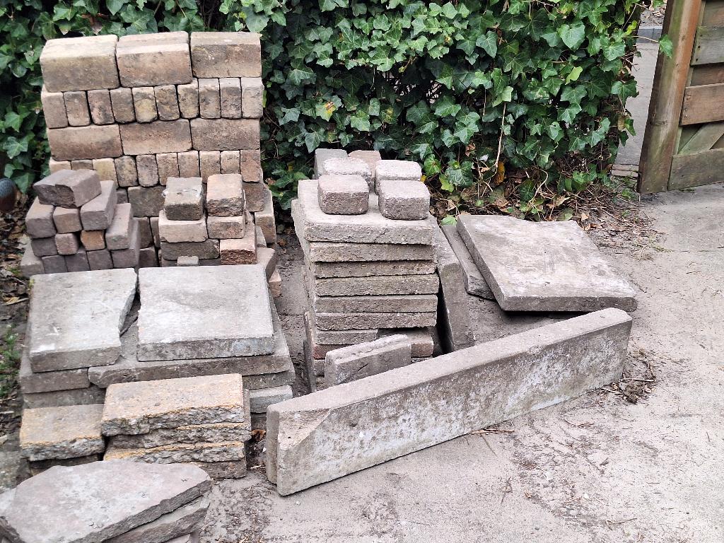 Gratis afhalen: straatstenen, tegels, Tuin en Terras, Tegels en Klinkers, Ophalen, Gebruikt, Beton, Klinkers