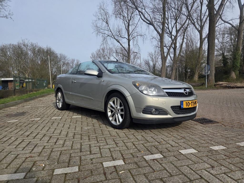Opel astra twintop met nieuwe apk en nieuwe sensor!, Auto's, Opel, Automaat, Cabriolet, Leder, Bruin