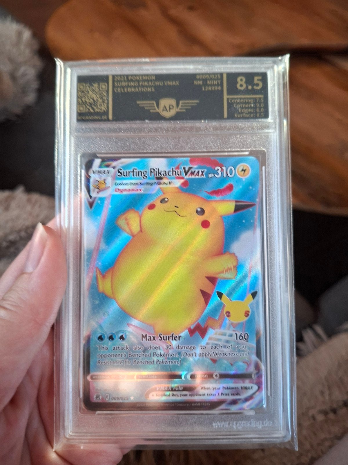 Surfing Pikachu VMAX 310/185 AP Graded 8.5 NM-MINT, Ophalen of Verzenden, Zo goed als nieuw, Losse kaart