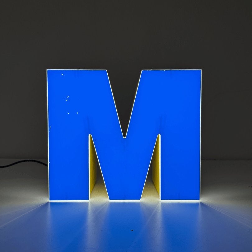 Originele vintage verlichte (reclame) letter M geel / blauw, Gebruikt, Lichtbak of (neon) lamp, Onbekend, Ophalen of Verzenden
