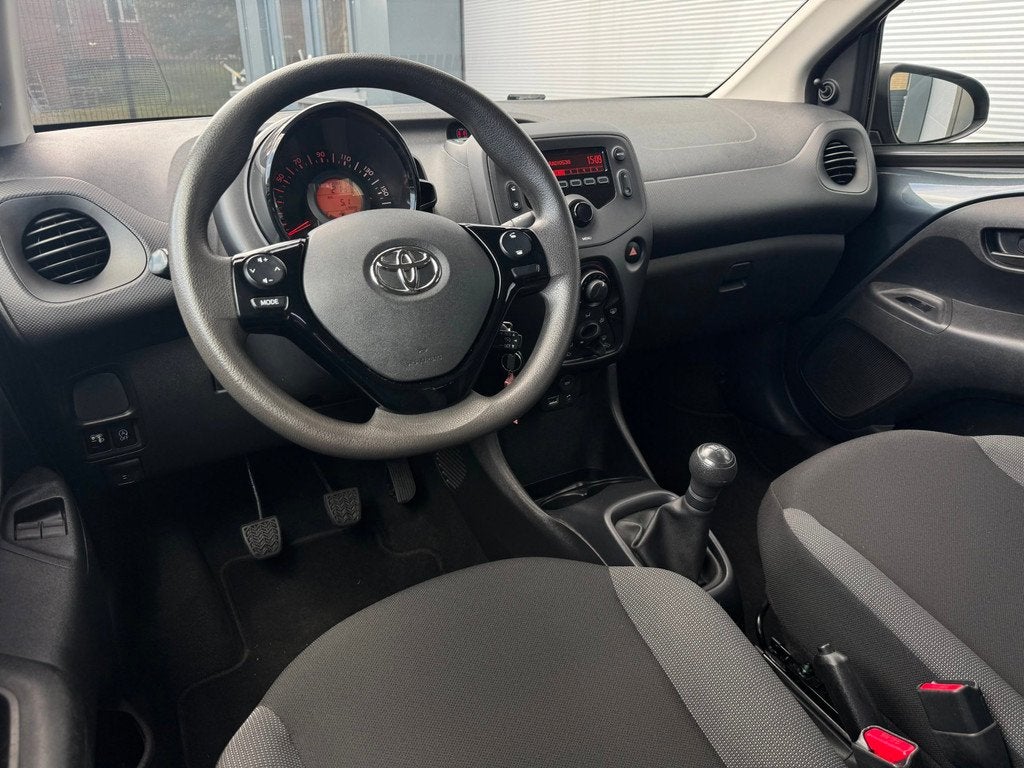Toyota Aygo 1.0 VVT-i x-fun 5-Deurs Grijs Airco Bluetooth, Auto's, Voorwielaandrijving, Gebruikt, Euro 6, 4 stoelen