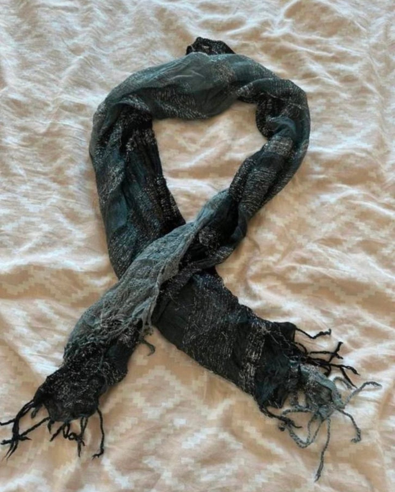 Grijze sjaal met zilveren details - boho style, Ophalen of Verzenden, Zo goed als nieuw, Sjaal