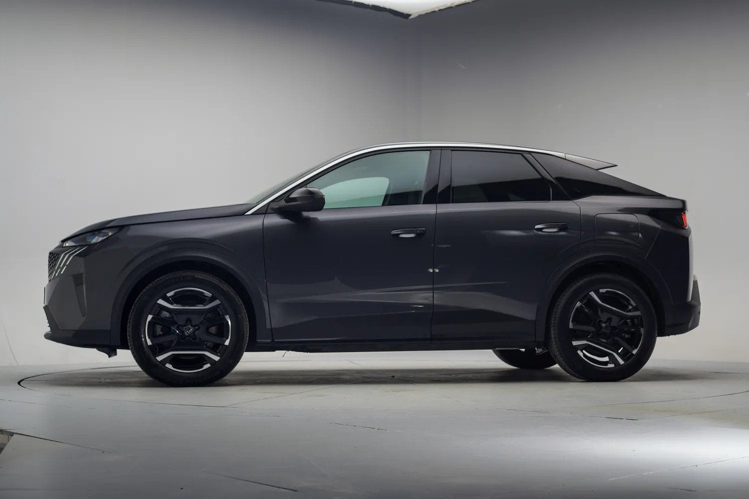 Peugeot E-3008 Allure 73 kWh SOH 96,5% [ Navi Apple/Android, Auto's, 0 cilinders, Zwart, Leder, Parkeersensor