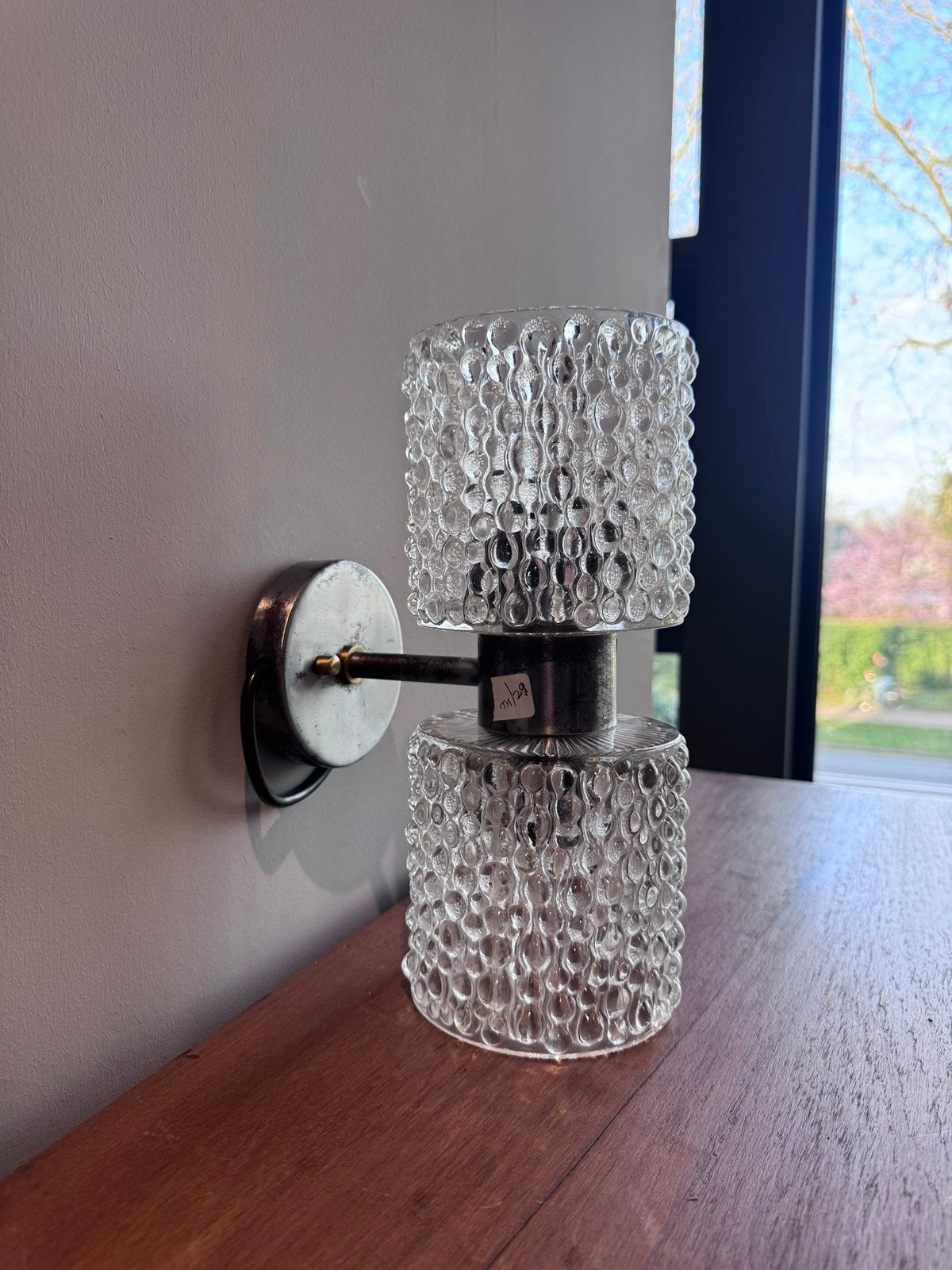 Vintage wandlamp met twee glazen bewerkte kappen, Ophalen of Verzenden, Zo goed als nieuw, Glas