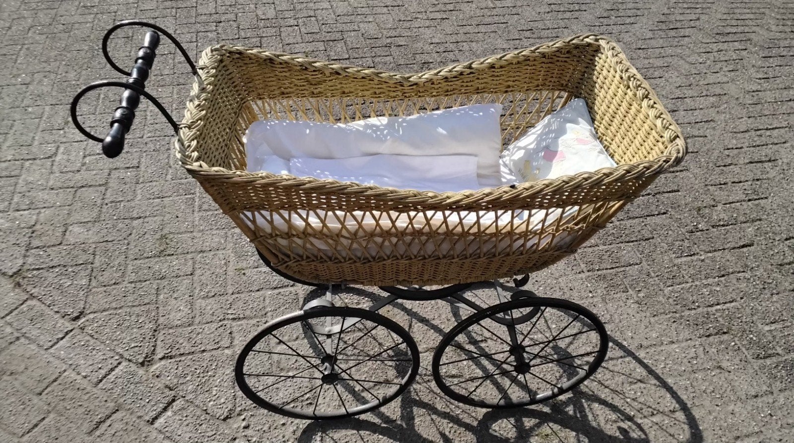 antieke kinderwagen in originele staat, Ophalen