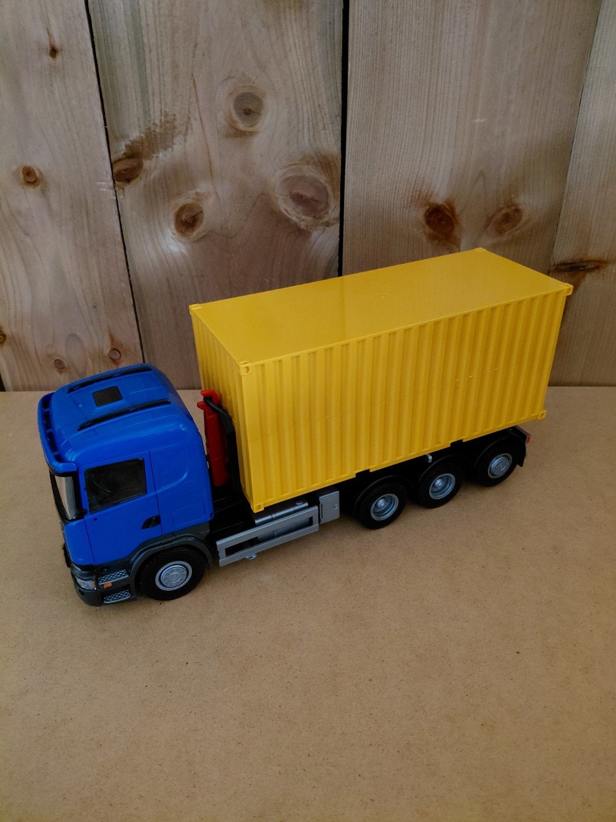 Emek Scania R 730 met container, schaal 1/25, Hobby en Vrije tijd, Ophalen of Verzenden, Zo goed als nieuw, Bus of Vrachtwagen