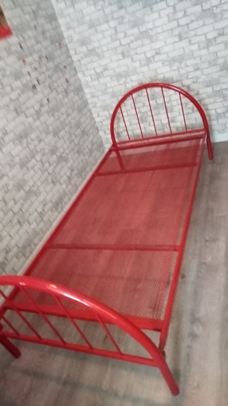 1 persoons bed rood metaal, Huis en Inrichting, Slaapkamer | Bedden, Ophalen, Eenpersoons, Zwart, 80 cm