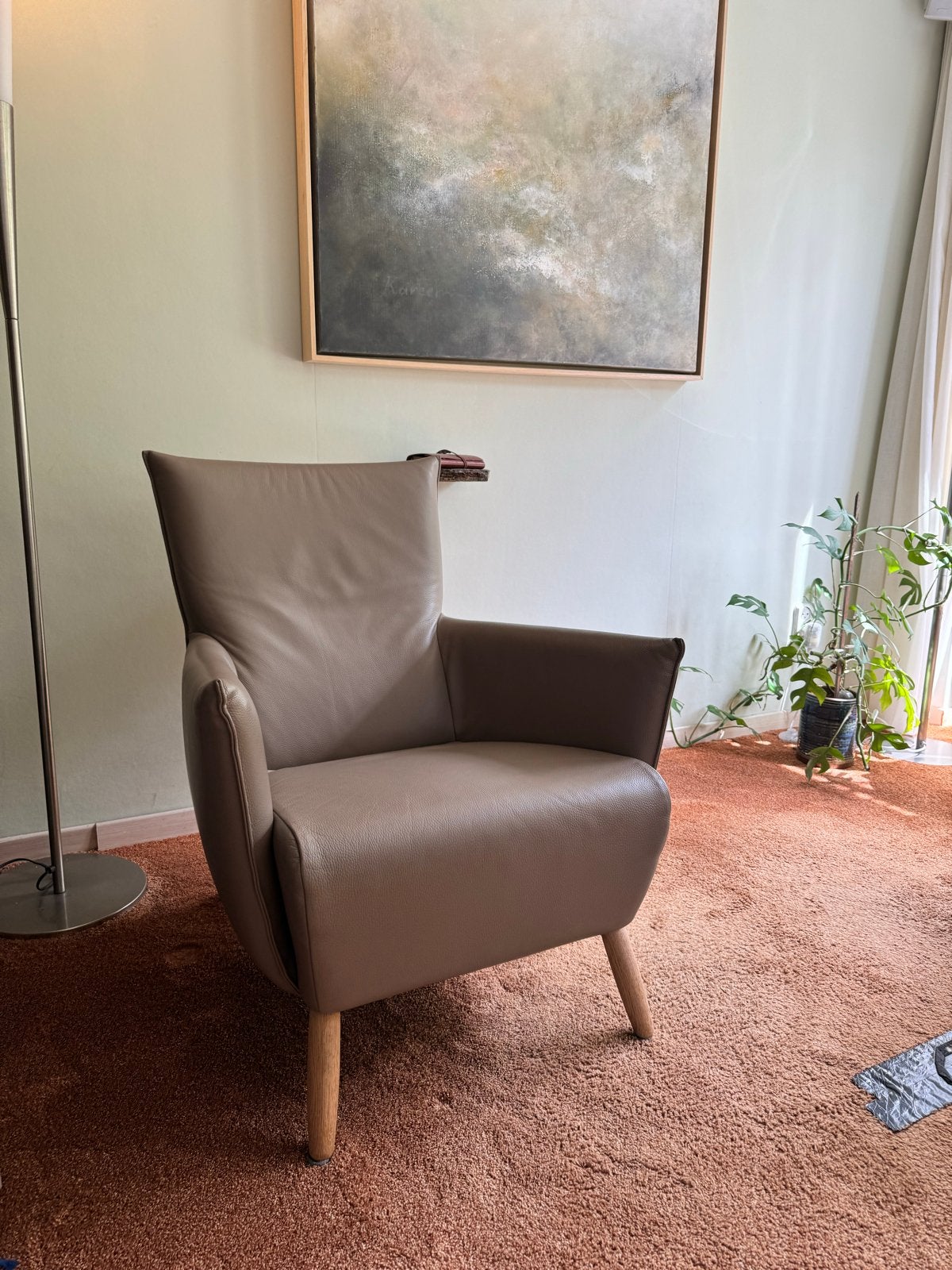 Cheo fauteuil van Label/vandenBerg - Taupe leer, Ophalen, Zo goed als nieuw, 75 tot 100 cm, Modern