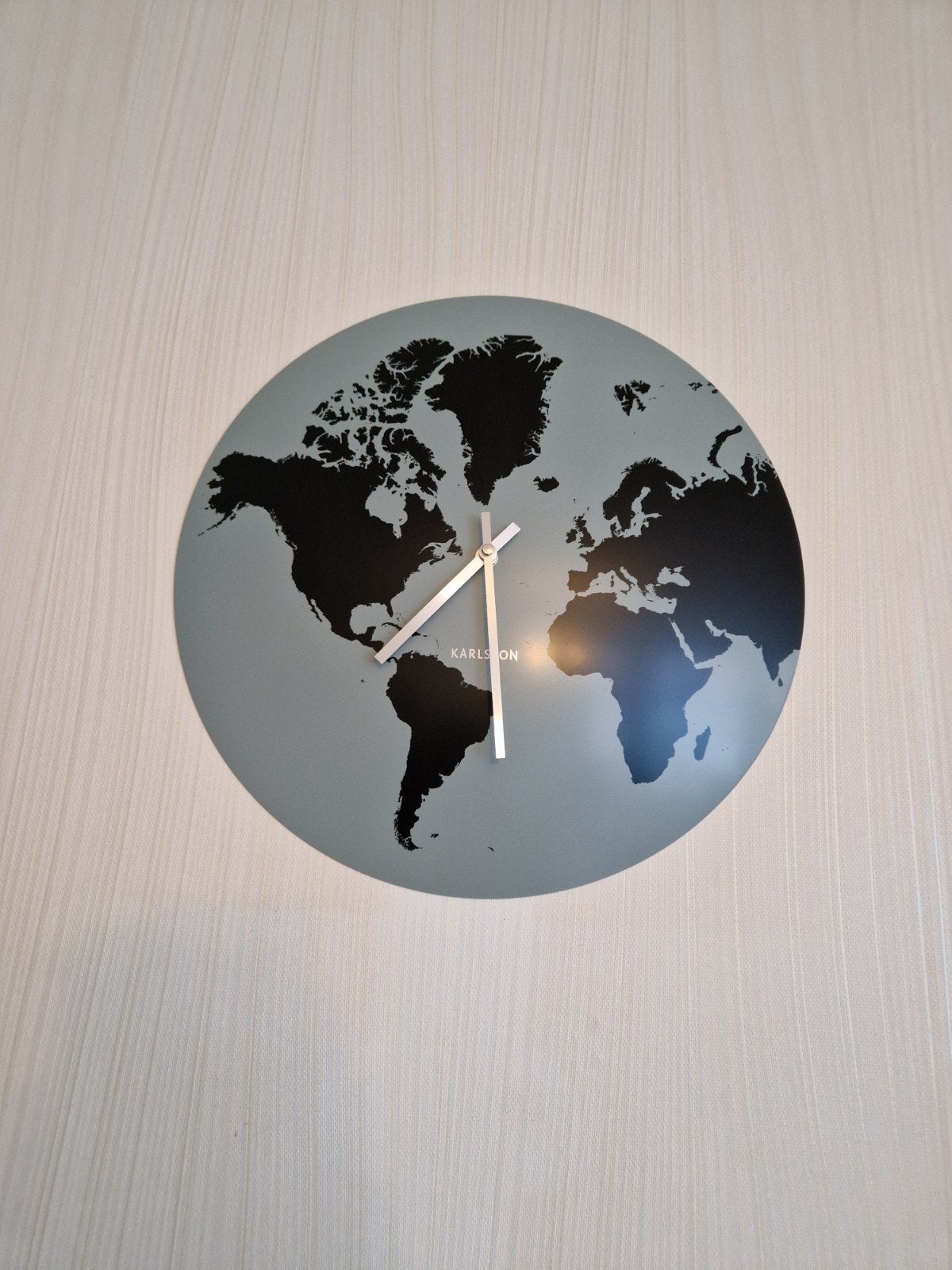 Karlsson wandklok ø39cm wereldkaart grijs, Ophalen, Nieuw, Wandklok