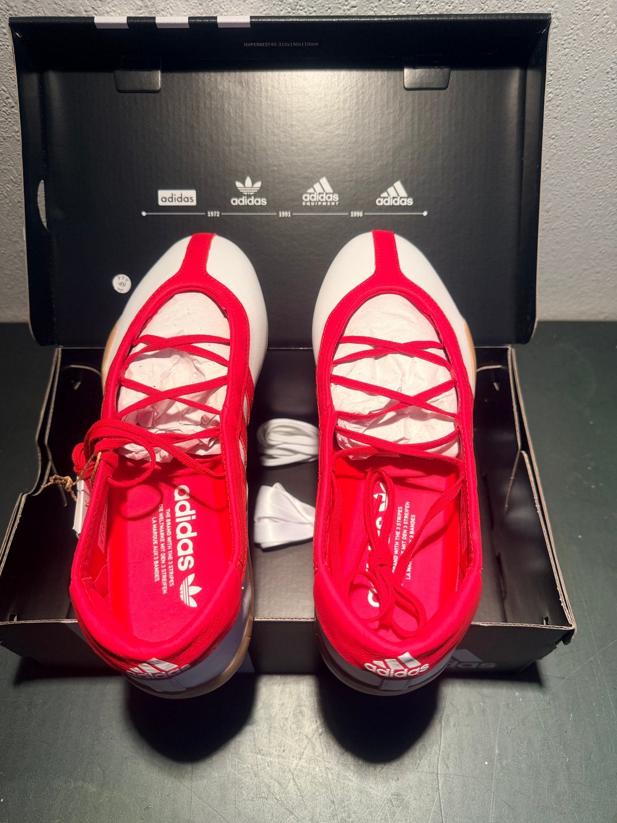 Nieuwe Adidas sneakers, wit met rood, Ophalen of Verzenden, Nieuw, Wit, Sneakers of Gympen