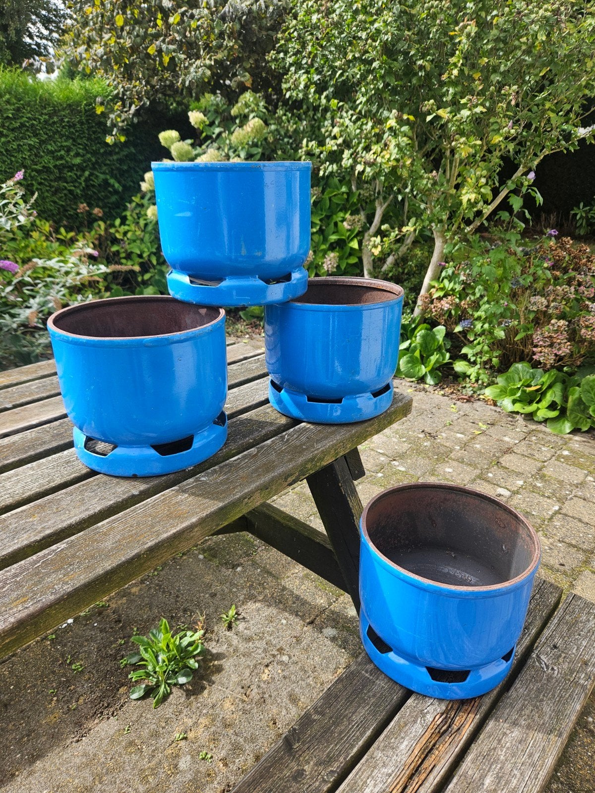 4 stalen bloempotten (oude gasflessen), Tuin en Terras, Bloempotten, Ophalen, Gebruikt, Rond, Balkon