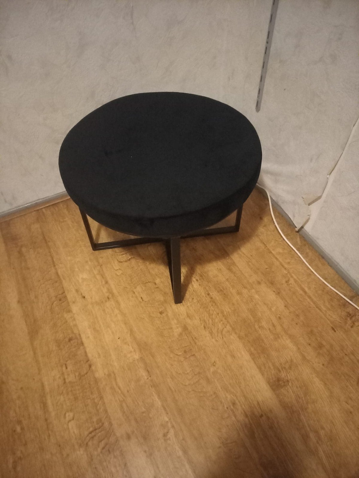 Zwarte ronde poef/ bijzettafel met metalen onderstel, Ophalen of Verzenden, Zo goed als nieuw, Staal