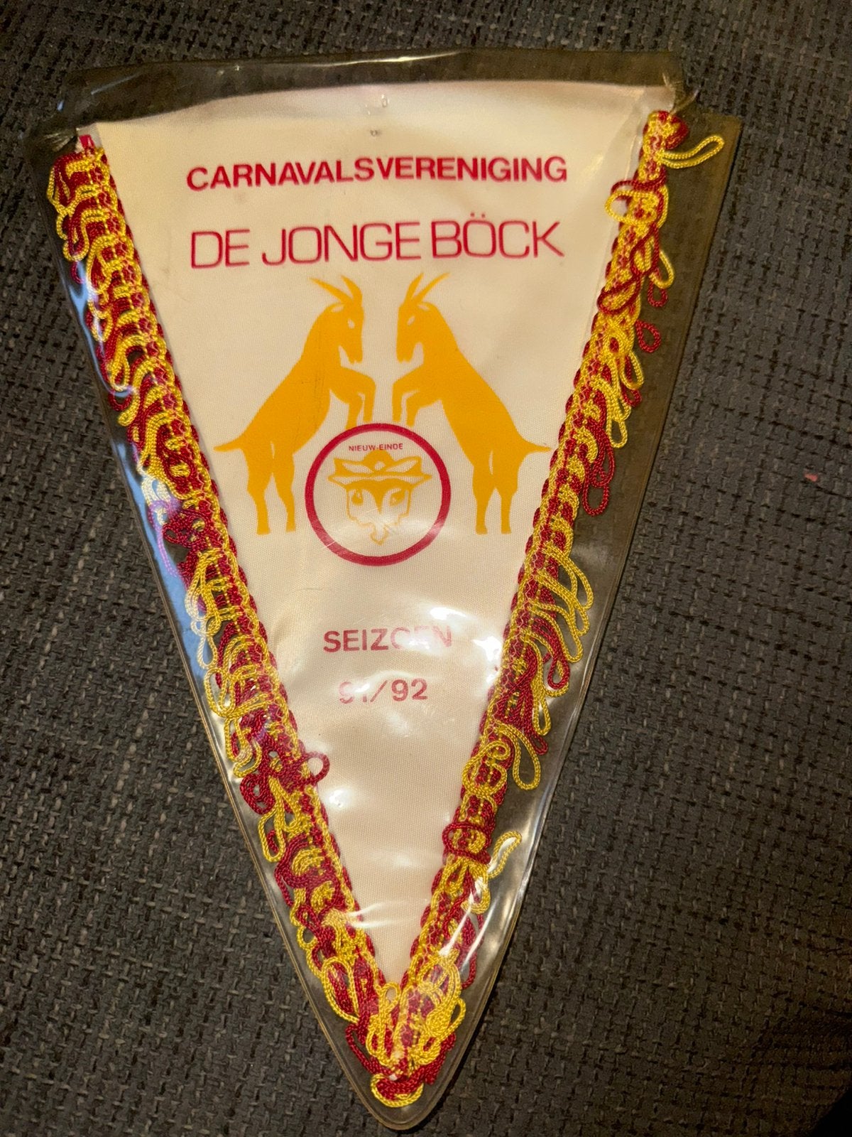Vlaggetje jonge bōck (1) carnaval vintage 91/92, Ophalen of Verzenden, Gebruikt
