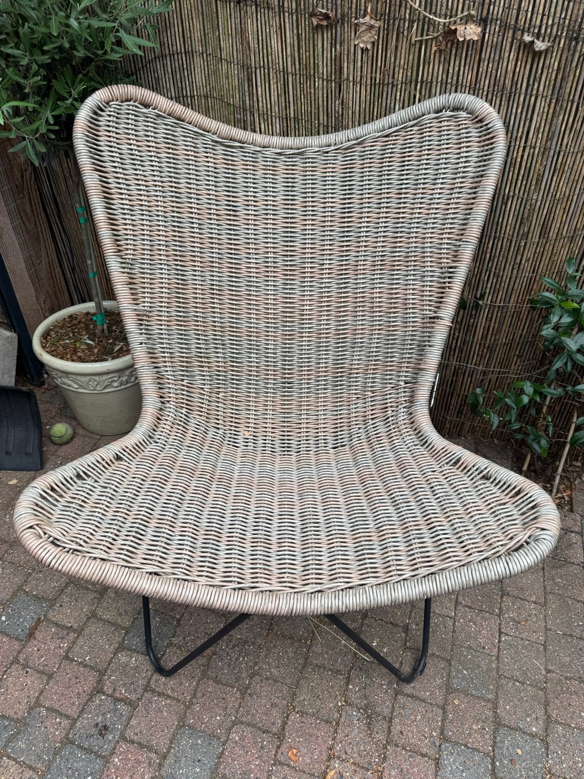 2 Rotan vlinderstoelen - Grijs/bruin (kunstof), Huis en Inrichting, Stoelen, Ophalen, Gebruikt, Twee, Riet of Rotan