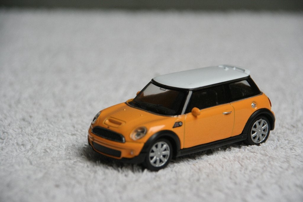 1:43 Welly Mini Cooper S geel met wit dak (8), Ophalen of Verzenden, Nieuw, Auto, Overige merken