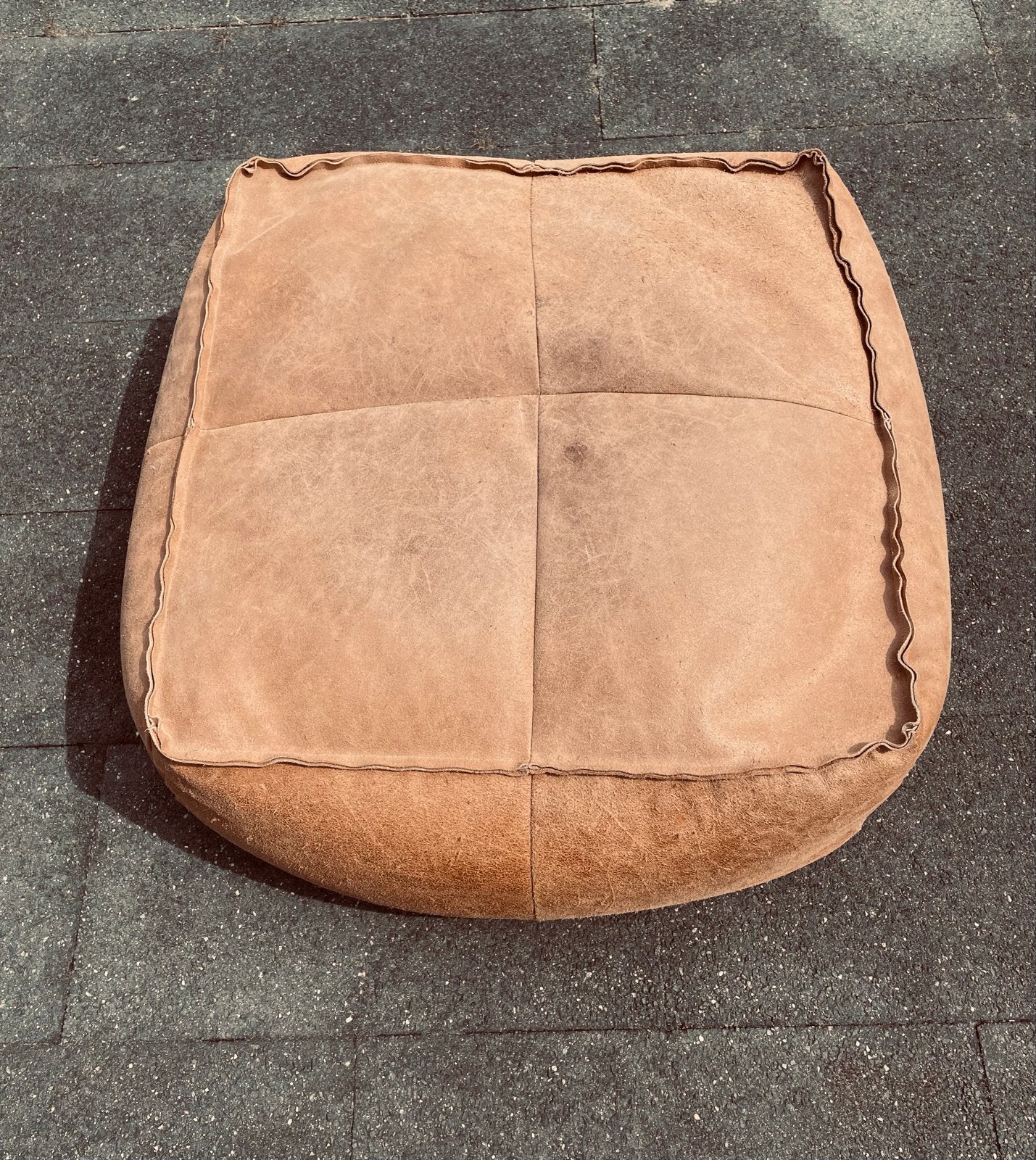 Mooie cognac ruwleer poef 70x70x30 cm, Leer, Ophalen of Verzenden, Zo goed als nieuw, 50 tot 75 cm