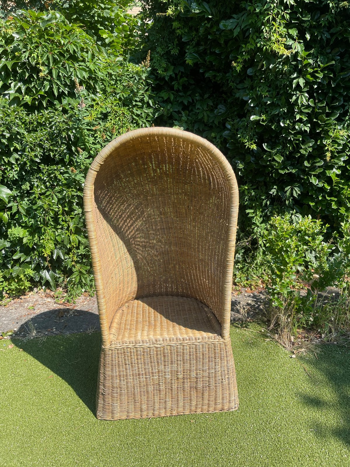 Unieke rotan kuipstoel met hoge rugleuning, Huis en Inrichting, Stoelen, Ophalen, Gebruikt, Overige kleuren, Riet of Rotan