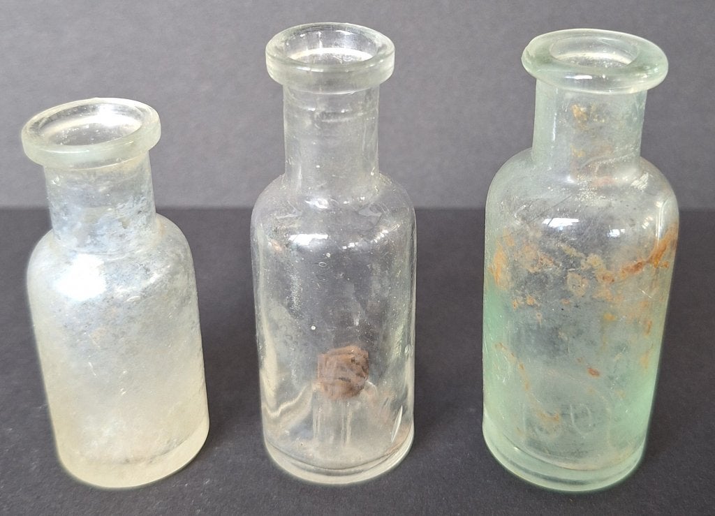 3 kleine oude medicijnflesjes - Adv S 441, Antiek en Kunst, Ophalen of Verzenden