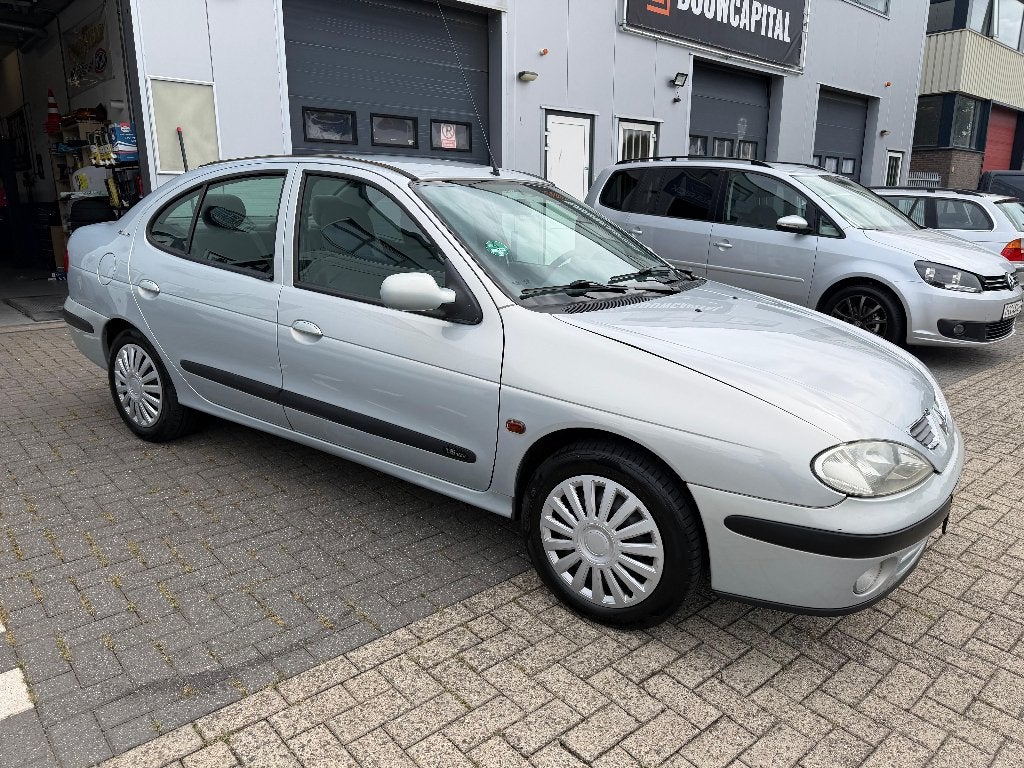 Renault Mégane 1.6 16V Auth Sedan**NWE APK**NWE BANDEN**, Auto's, Voorwielaandrijving, Stof, 1250 kg, 4 cilinders