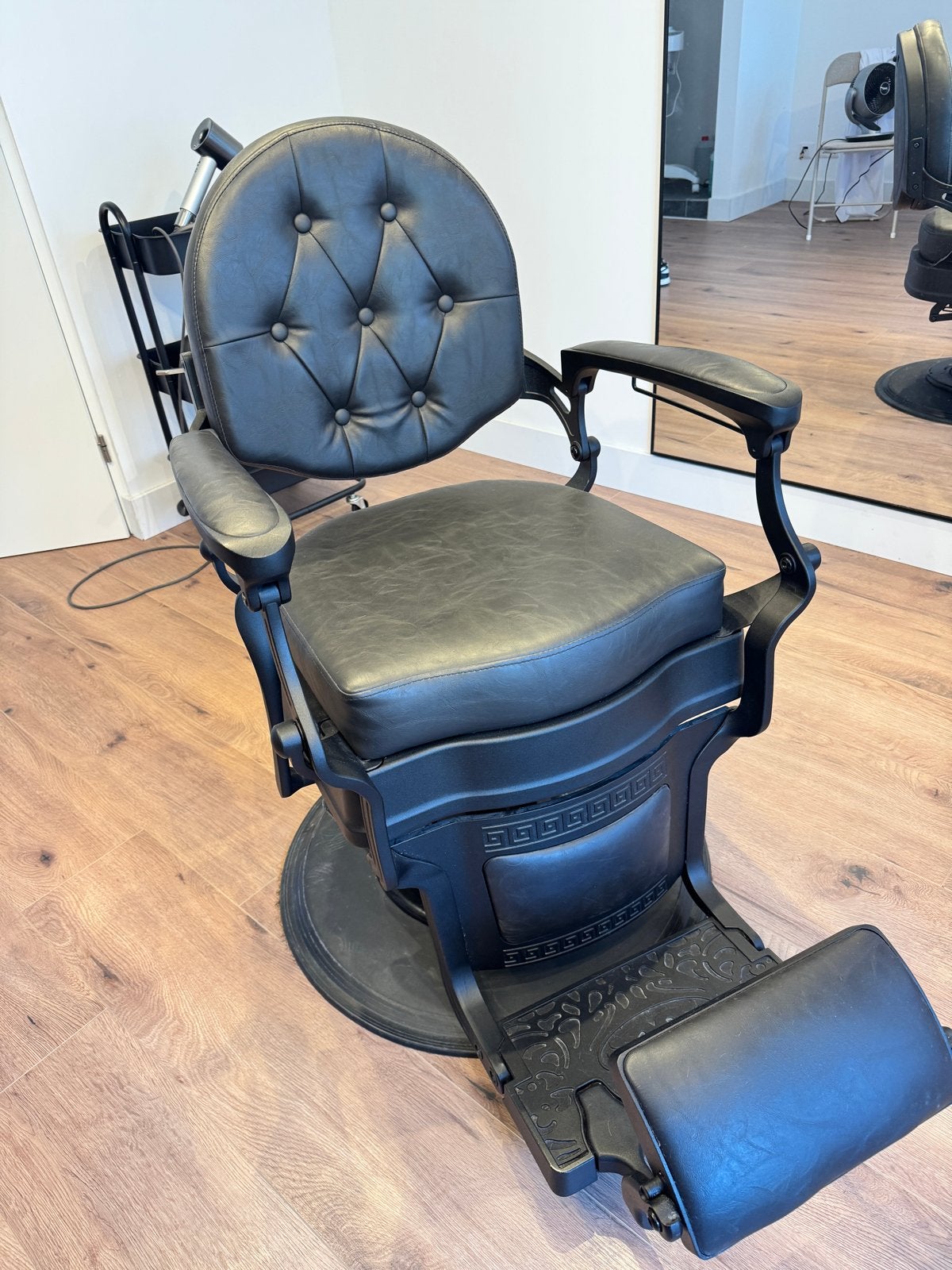Vintage Kappersstoel Zwart Leer en Metaal, Huis en Inrichting, Stoelen, Ophalen, Zwart, Leer, Zo goed als nieuw