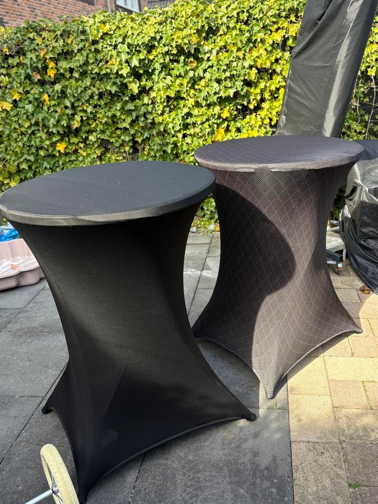 Sta tafel met rok te huur, Ophalen, Zo goed als nieuw